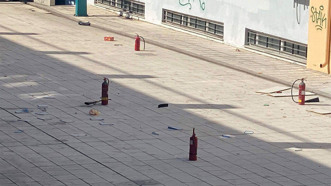 sxoleio-2.jpg Βανδαλισμοί στο ΕΠΑΛ Ευκλείδη