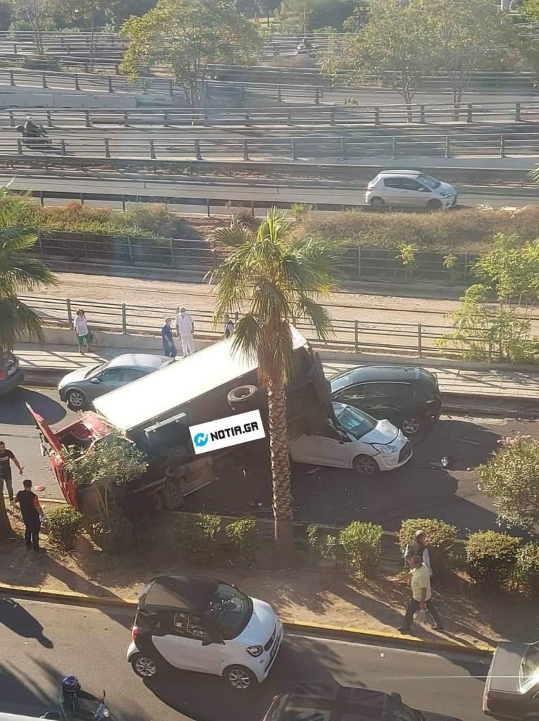 troxaio2.jpg Τροχαίο με φορτηγό στο Νέο Φάληρο