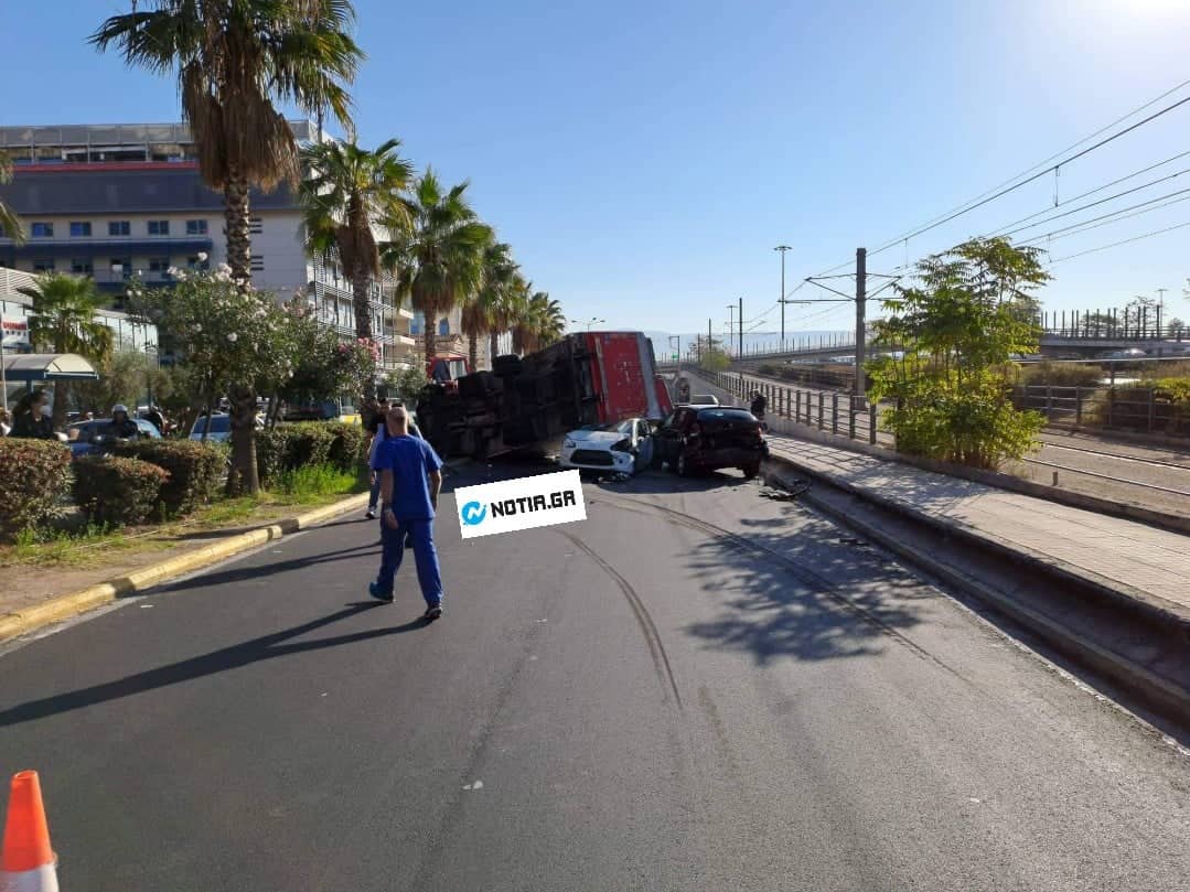 troxaio4.jpg Τροχαίο με φορτηγό στο Νέο Φάληρο