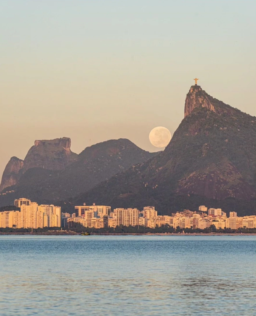 Βραζιλία: Μαγικές φωτογραφίες - Το άγαλμα του Ιησού στο Ρίο «σηκώνει» στα χέρια το φεγγάρι