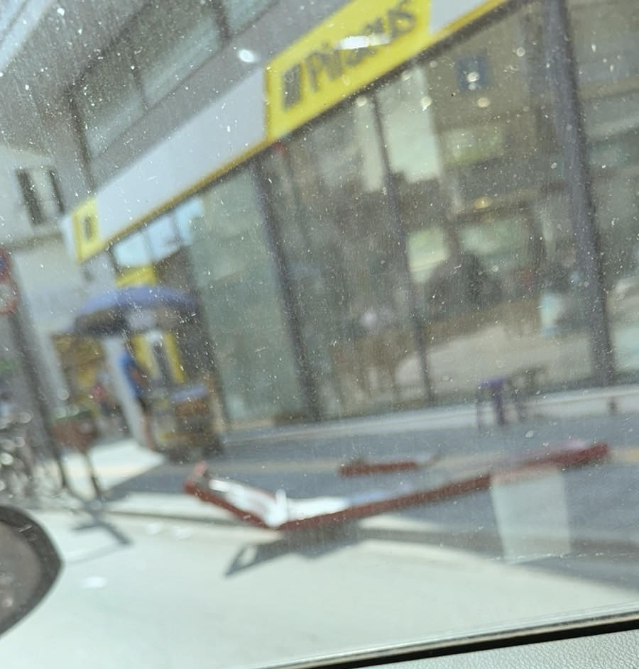 Έπεσε πινακίδα στον δρόμο