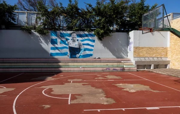 Γκράφιτι με τον Εμμανουήλ Καραλή σε σχολείο