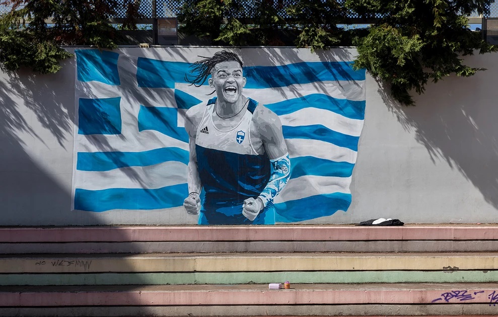 Γκράφιτι με τον Εμμανουήλ Καραλή σε σχολείο