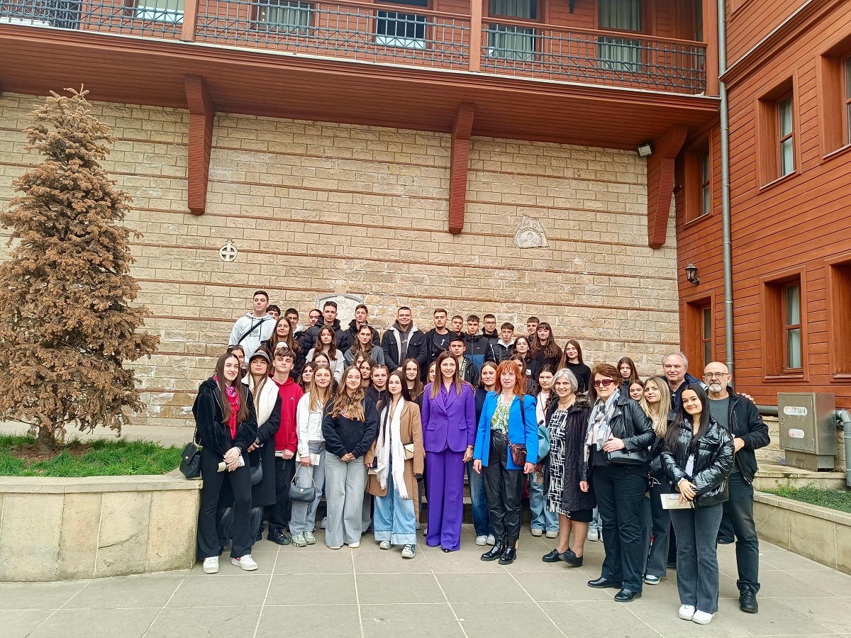 Συνάντηση Σοφίας Ζαχαράκη με μαθητές στην Κωνσταντινούπολη