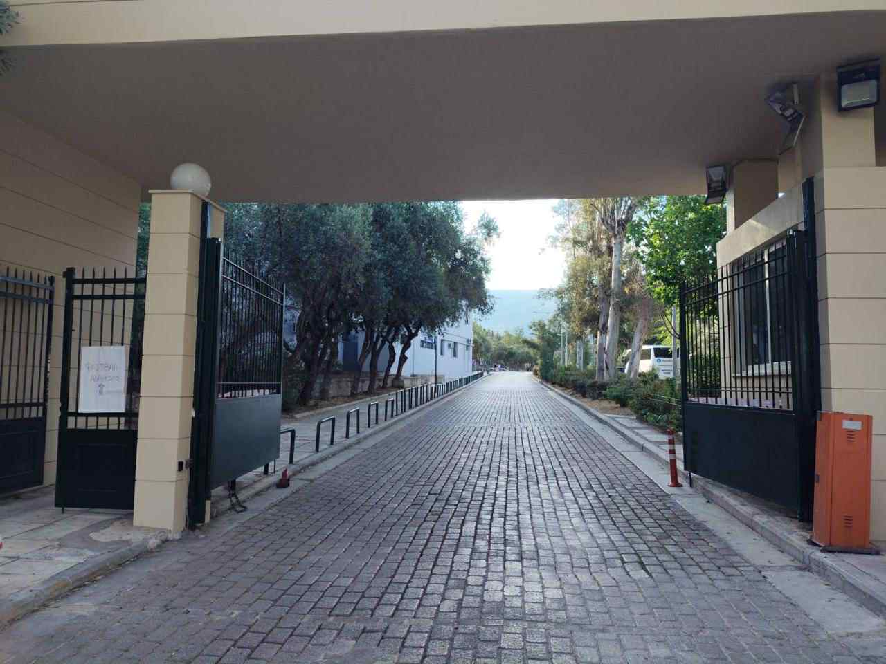 ΕΚΠΑ χωρίς μπάρες στην είσοδο