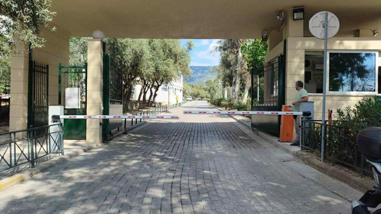 μπάρες στην εισοδο του εκπα