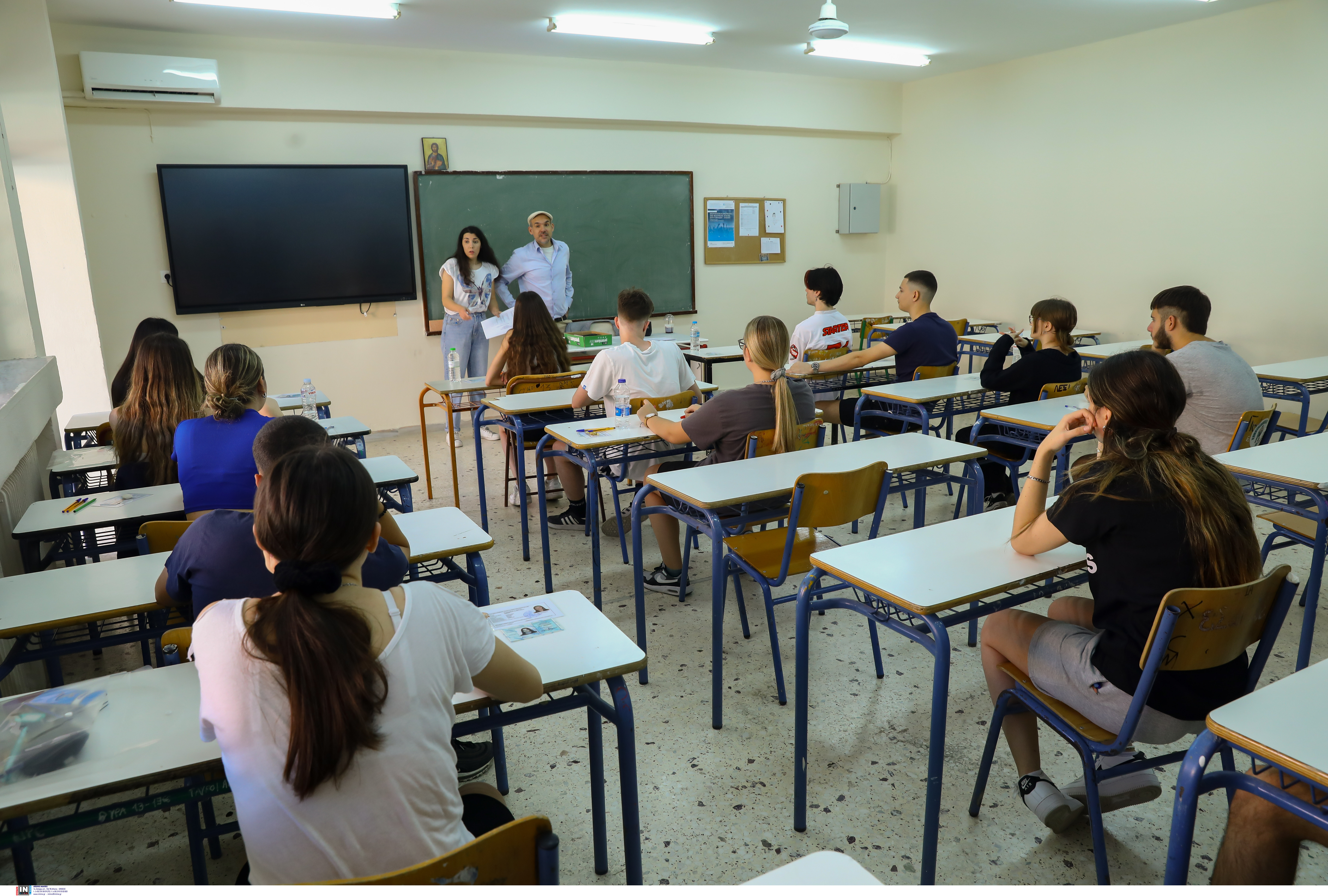 μαθητές σε τάξη που δίνουν Πανελλαδικές εξετάσεις