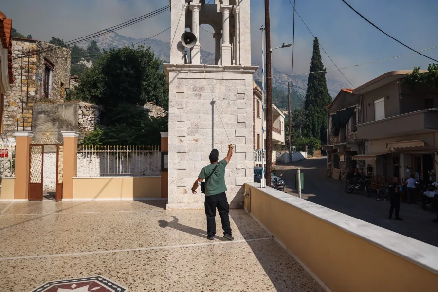 6590886-1.jpg Πολίτης χτυπάει καμπάνα εκκλησίας στη Χίο