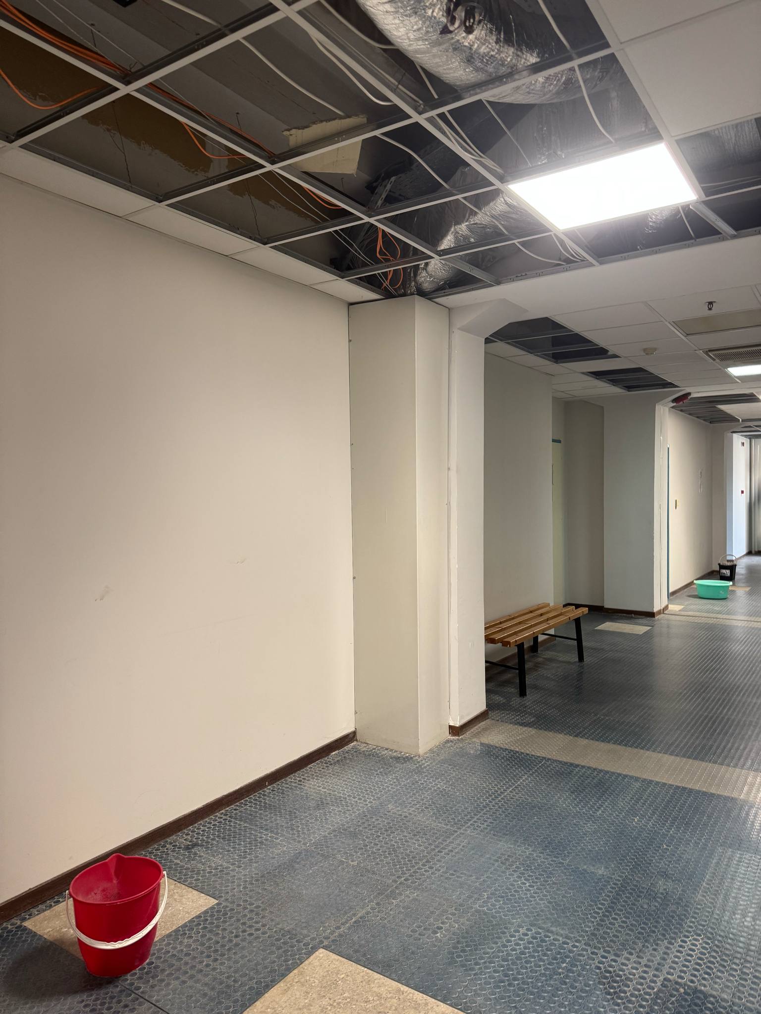 1000014277.jpg εργασίες αποκατάστασης της οροφής της σχολής, η οποία υπέστη σοβαρές ζημιές από την πρόσφατη κακοκαιρία «Daniel»