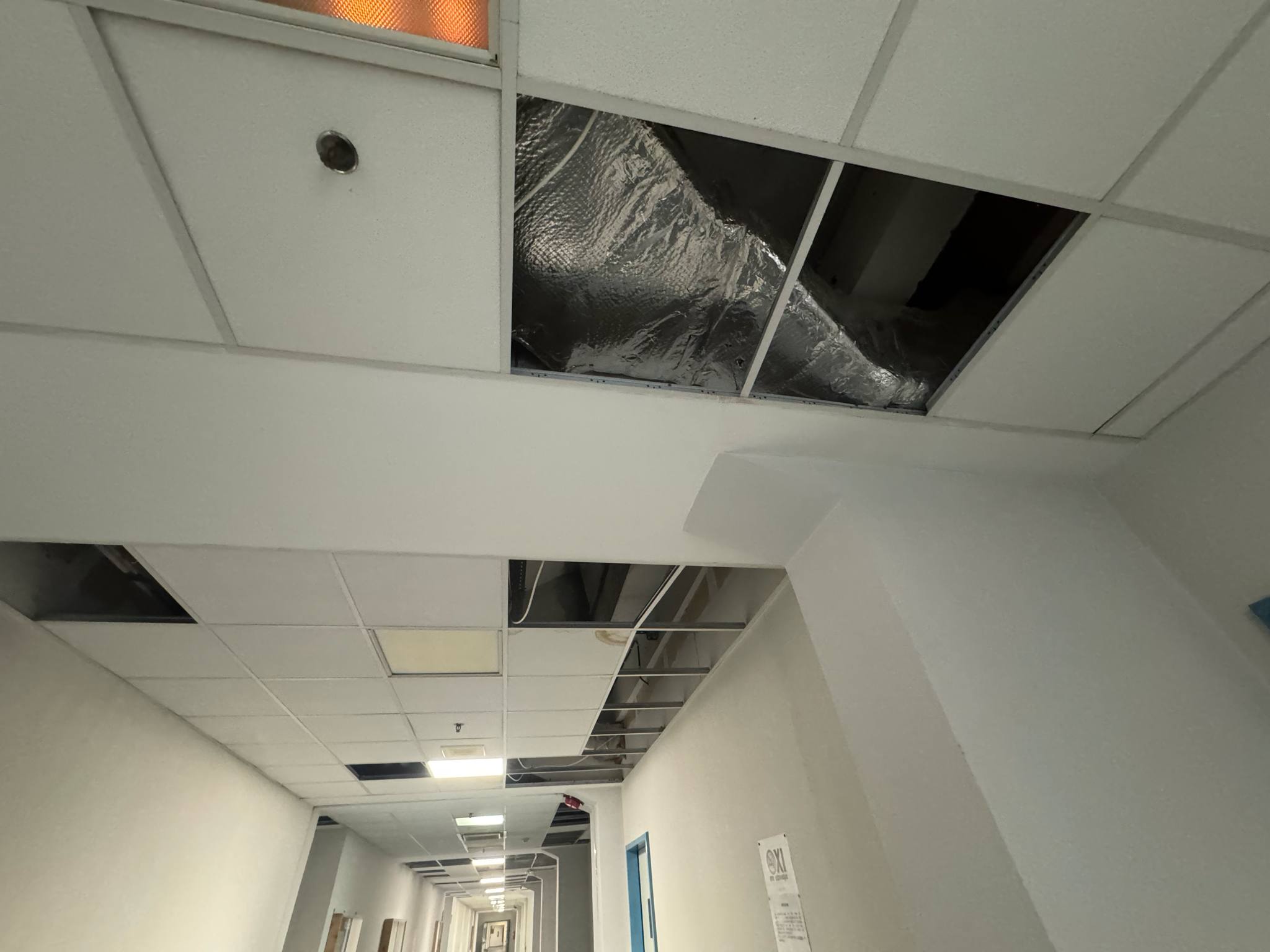 1000014281.jpg εργασίες αποκατάστασης της οροφής της σχολής, η οποία υπέστη σοβαρές ζημιές από την πρόσφατη κακοκαιρία «Daniel»