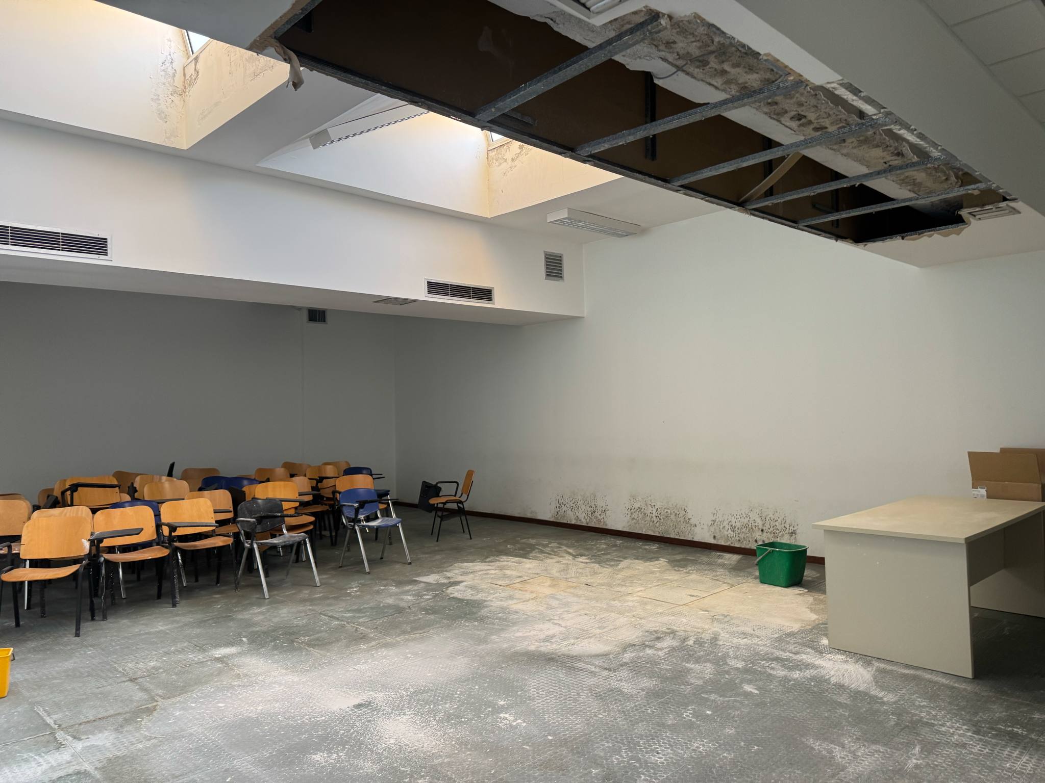 1000014282.jpg εργασίες αποκατάστασης της οροφής της σχολής, η οποία υπέστη σοβαρές ζημιές από την πρόσφατη κακοκαιρία «Daniel»