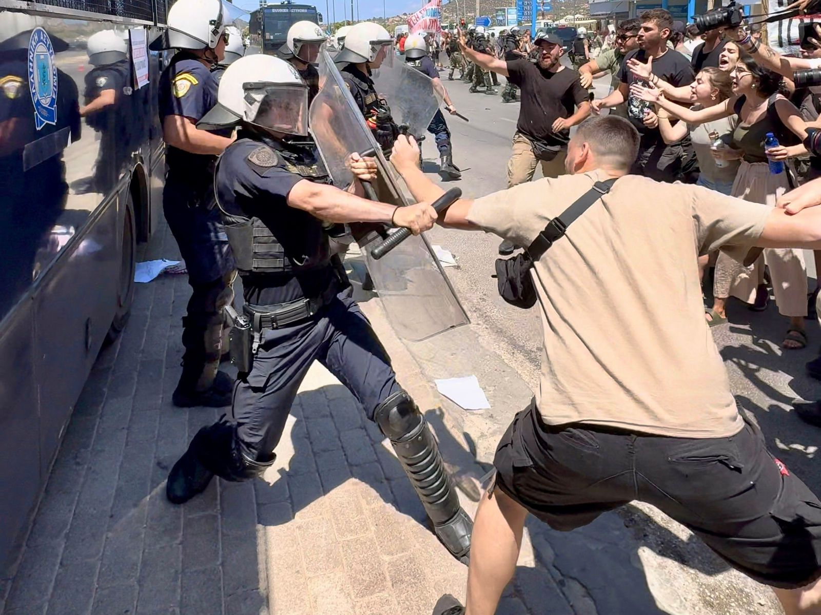 επίθεση από τα ΜΑΤ