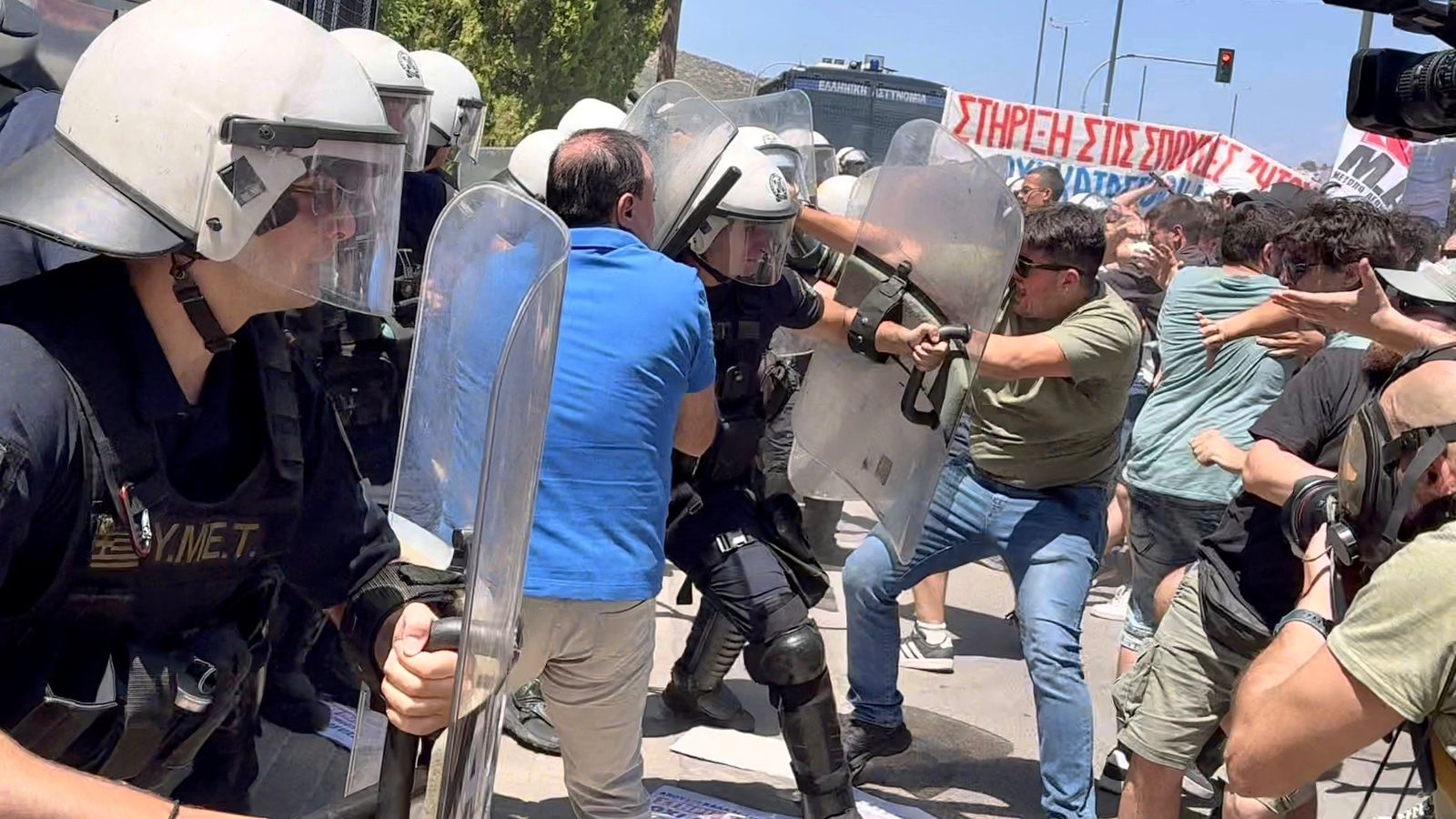 επίθεση από τα ΜΑΤ