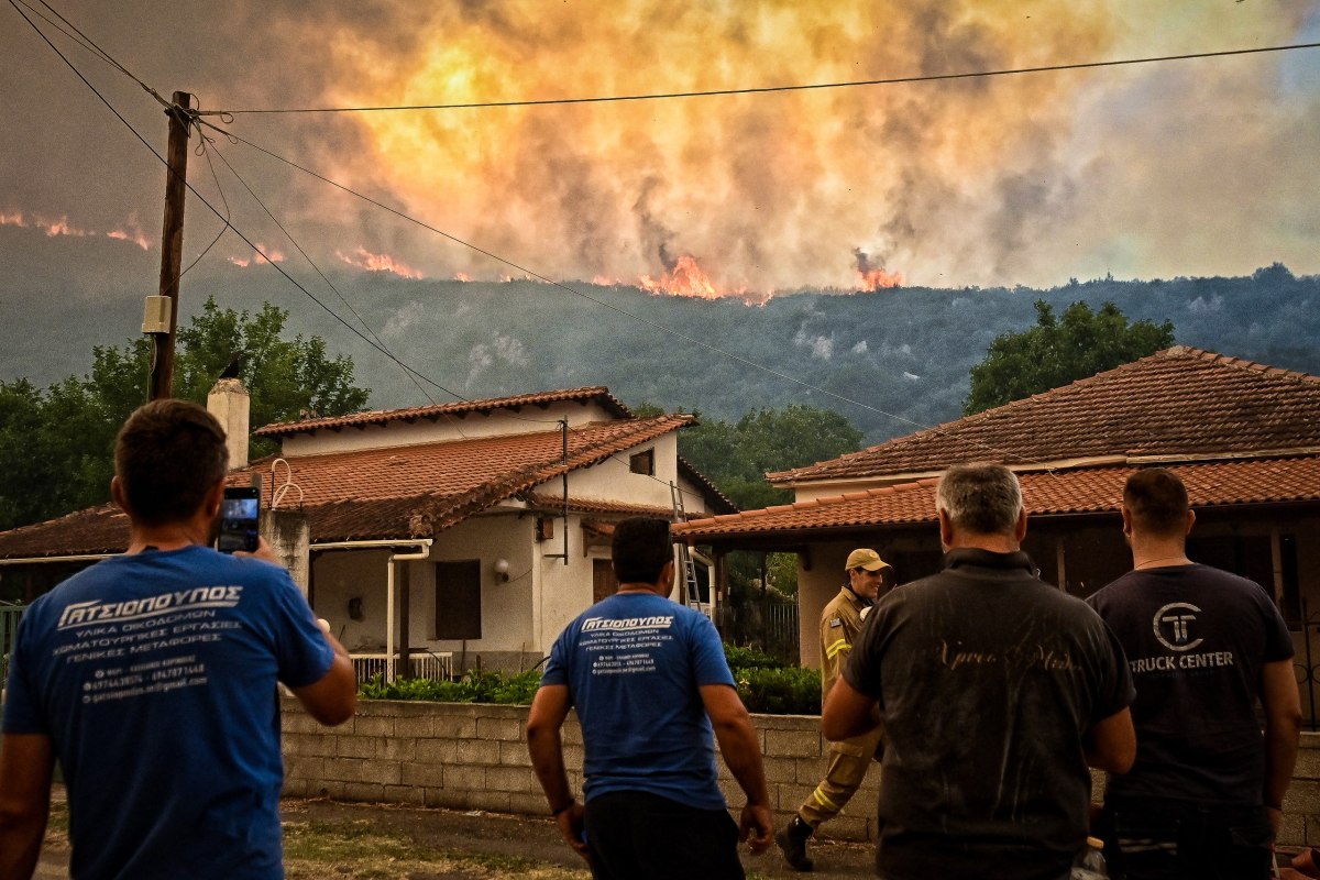 Η φωτιά που σάρωσε από την Τρίτη τον Φενεό Κορινθίας