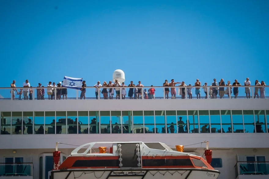 Ισραηλινοί στο κρουαζιερόπλοιο υψώνουν σημαία του Ισραήλ