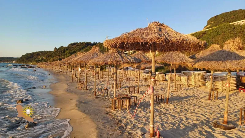 Παραλία με ομπρέλες στην Χαλκιδική