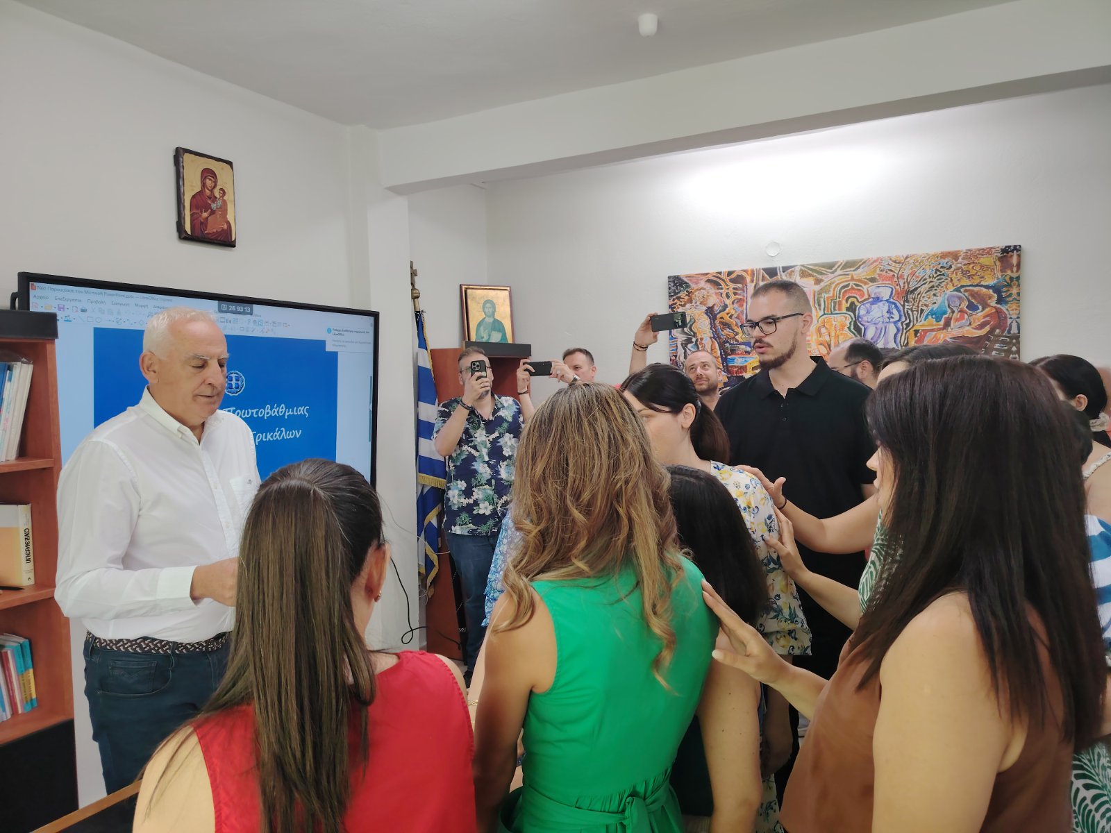 οι πρώτοι 12 νεοδιορισμένοι εκπαιδευτικοί στη Διεύθυνση Πρωτοβάθμιας Εκπαίδευσης Τρικάλων