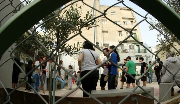 προαύλιο με μαθητές