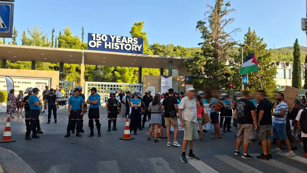 διαμαρτυρία έξω από το αμερικανικό κολέγιο Deree