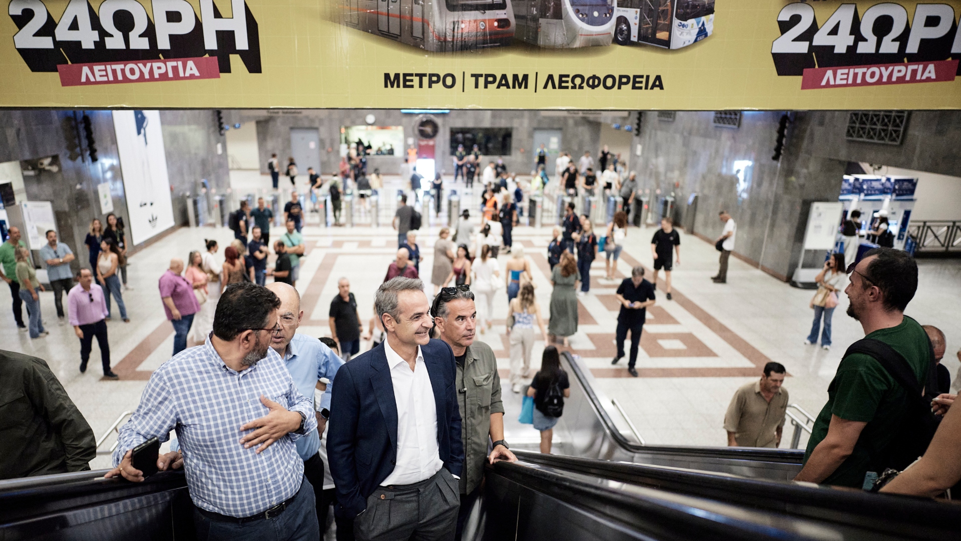 Ο Κυριάκος Μητσοτάκης στο Μετρό Σύνταγμα