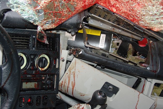 H Mercedes θεωρεί πως ορθώς δεν ενεργοποιήθηκαν ο προεντατήρας της ζώνης ασφαλείας και ο εμπρόσθιος αερόσακος του οδηγού γιατί η πρόσκρουση στο δέντρο έγινε «συνεπεία πλάγιας κίνησης του οχήματος με τη δεξιά πλευρά του» 