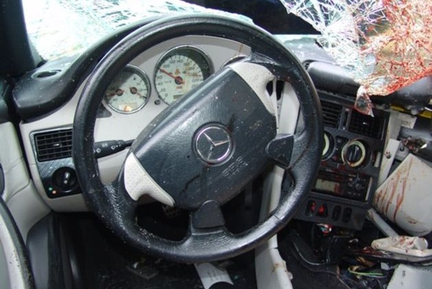 Η φωτογραφία αριστερά αποτέλεσε κρίσιμο στοιχείο στην εκδίκαση της υπόθεσης, γιατί δείχνει την τελική ταχύτητα πρόσκρουσης (80 χιλιόμετρα/ώρα)