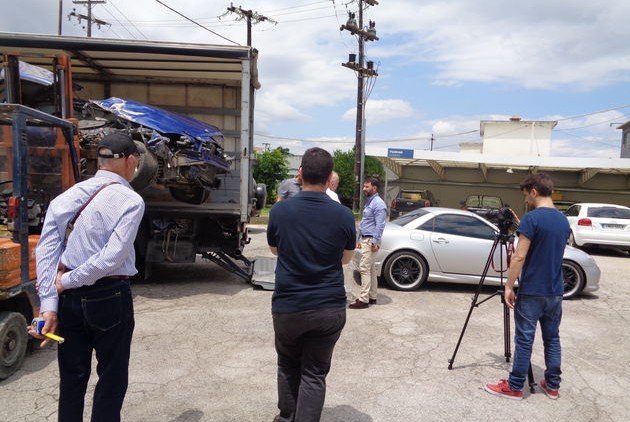 Κατά τις επισκέψεις των Γερμανών εμπειρογνωμόνων της Mercedes, ο Σκριμιζέας φροντίζει να βιντεοσκοπεί κάθε κίνησή τους