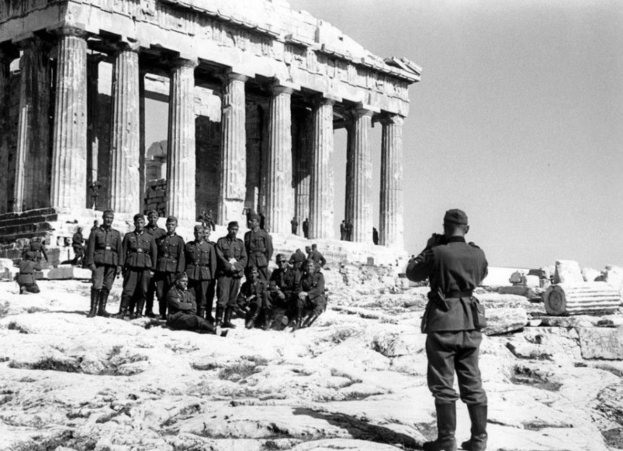 anamnistiki.jpg Αθήνα, 1941, αναμνηστική φωτογραφία Γερμανών στρατιωτών μπροστά τον Παρθενώνα ...