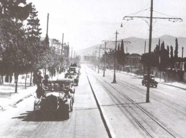 monades.jpg Οι πρώτες γερμανικές μονάδες διασχίζουν τη Βασιλίσσης Σοφίας. Η μεγάλη νύχτα της κατοχής αρχίζει ...