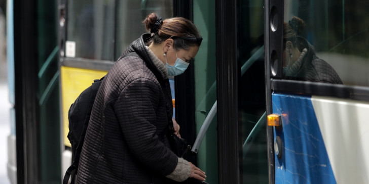 gynaika-maska-leoforeio.jpg gynaika-maska-leoforeio.jpg