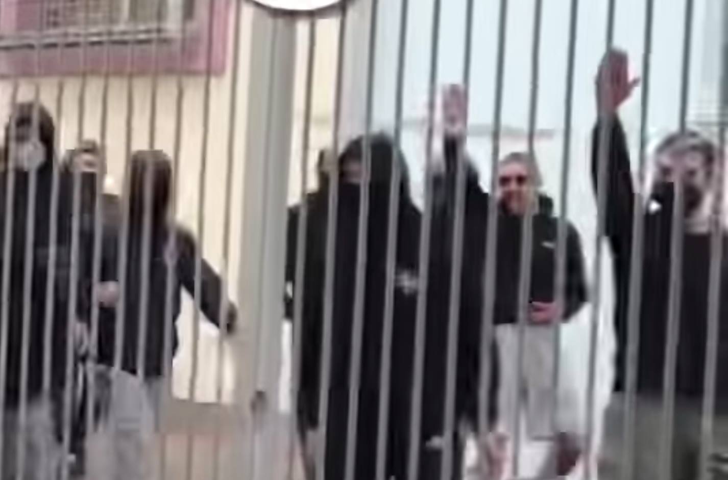 nazistikoi xairetismoi epal stavroupoli mathites epithesi