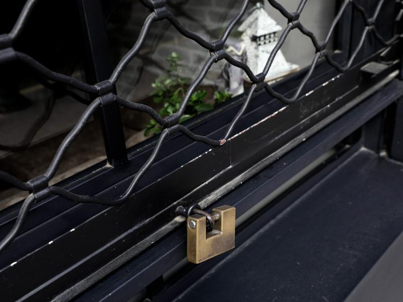 Κατεβάζει ρολά η εστίαση