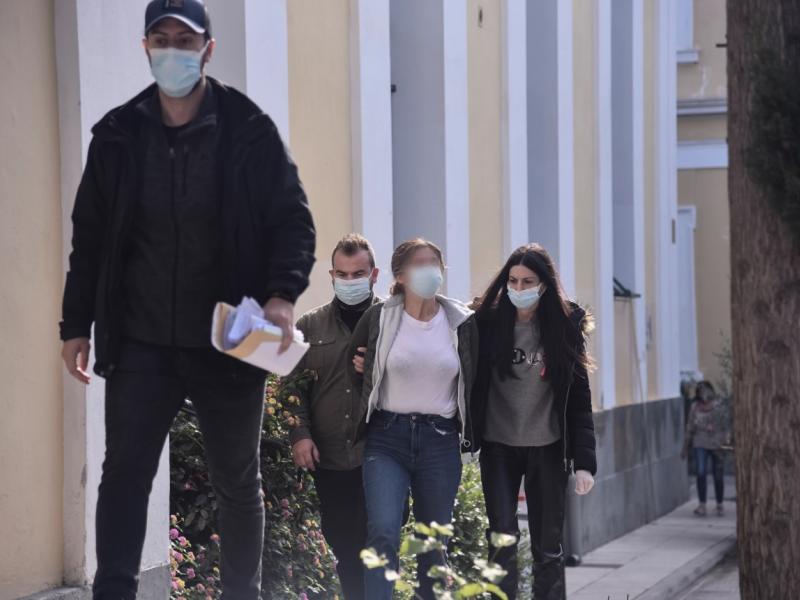 Πήρε προθεσμία η εικαστικός - «Ο οφθαλμίατρος έχει πλαστό πτυχίο», φώναζε