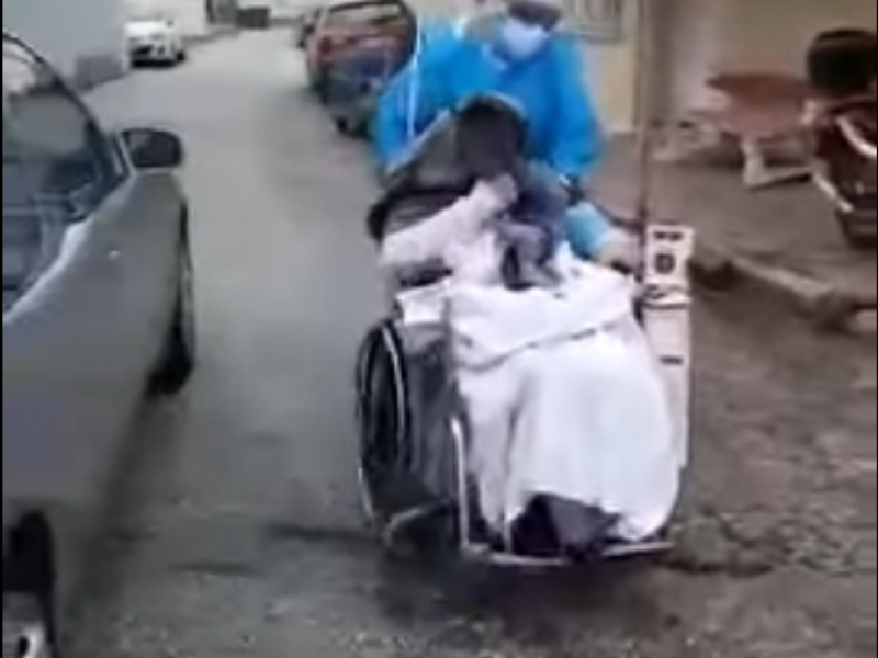 Σοκαριστικό βίντεο: Ασθενείς με κορονοϊό μεταφέρονται για εξετάσεις μέσα στη βροχή