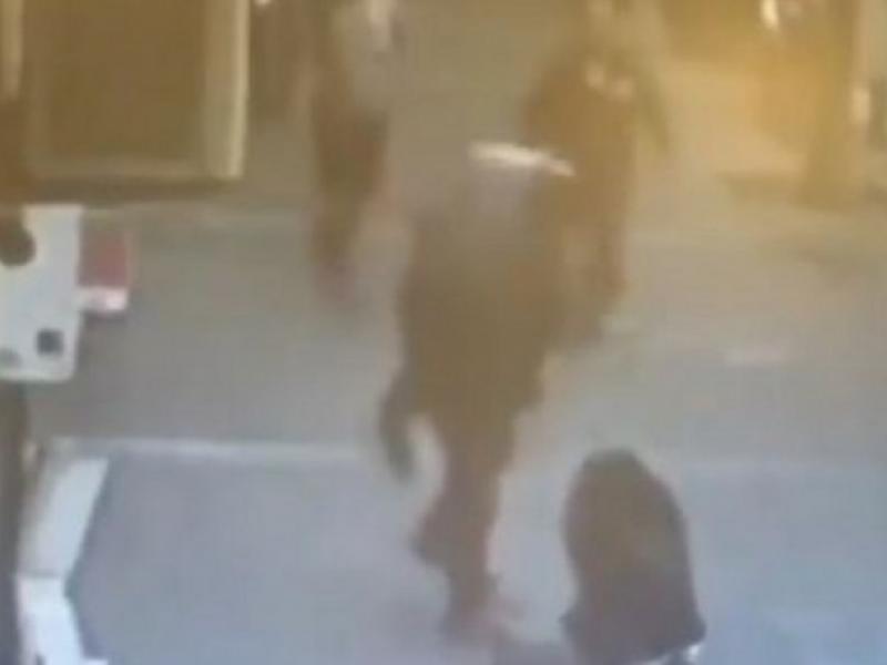 Κτηνώδης ξυλοδαρμός γυναίκας από τον σύζυγό της στη μέση του δρόμου - Δείτε τι ακολούθησε