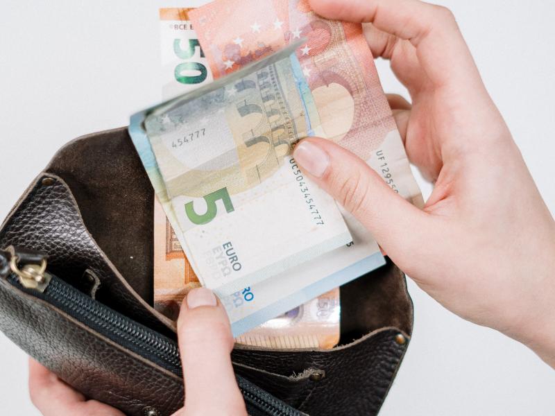 ΟΠΕΚΑ: Ποια επιδόματα πληρώνονται σήμερα στους δικαιούχους