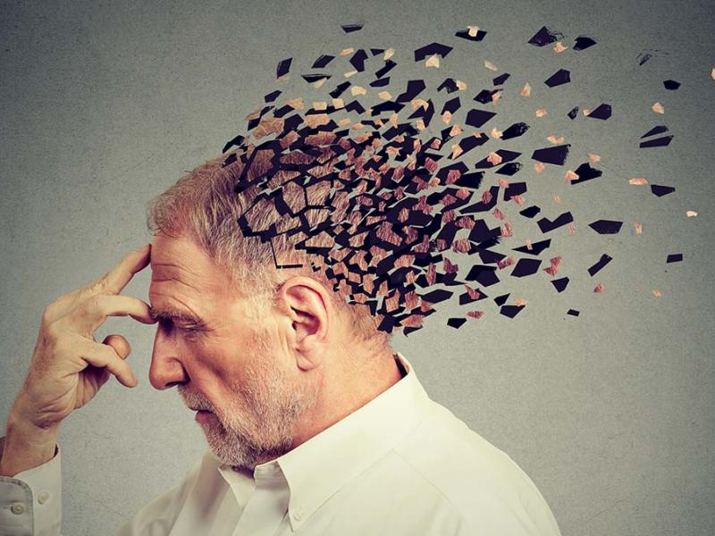 Οι καθημερινές συνήθειες που αποδυναμώνουν τη μνήμη χωρίς να το καταλαβαίνουμε