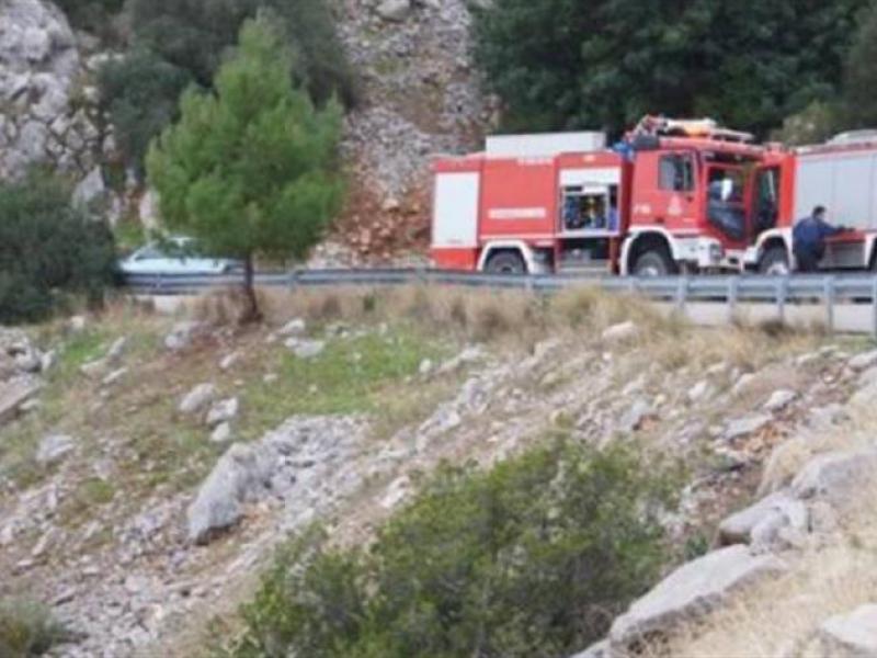 Εύβοια: Αυτοκίνητο με 4 επιβάτες έπεσε σε γκρεμό που ξεπερνάει τα 20 μέτρα