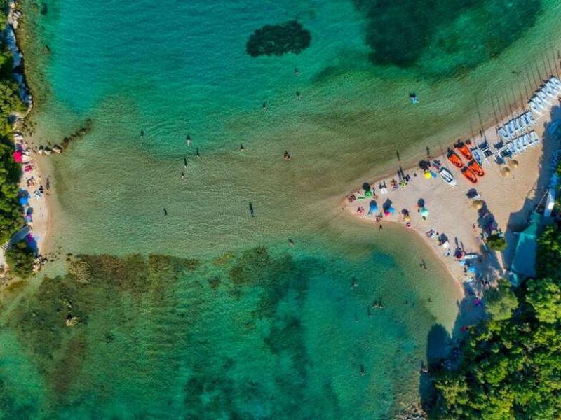 Μια συγκλονιστική ροζ παραλία στην Ήπειρο που δεν πρέπει να χάσετε