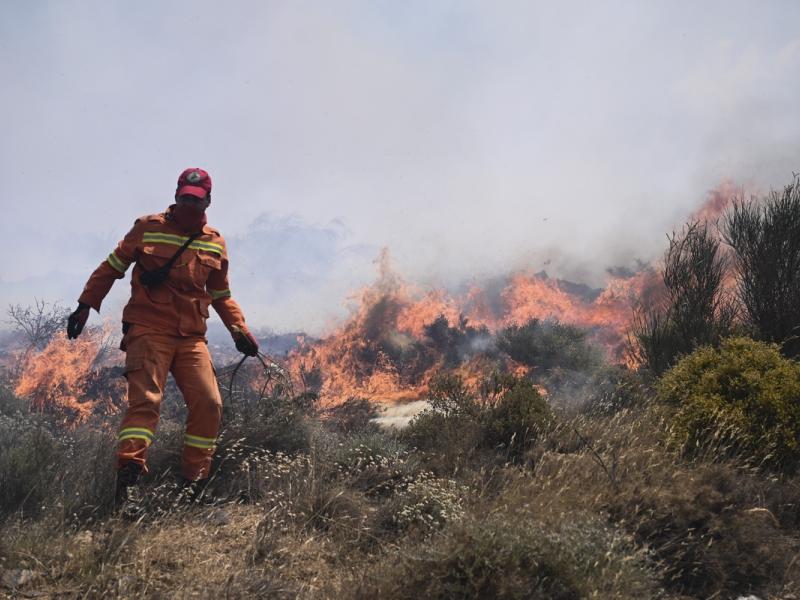 Μεγάλη φωτιά τώρα στην Καλλιτεχνούπολη κοντά σε σπίτια - Ήχησε το 112