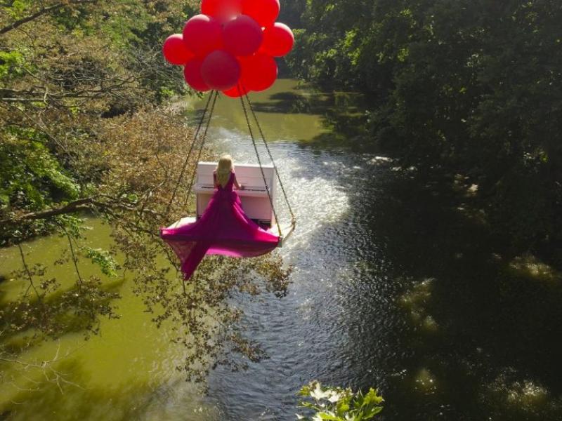 Εξωπραγματικό θέαμα στα Τέμπη με ένα ιπτάμενο πιάνο!