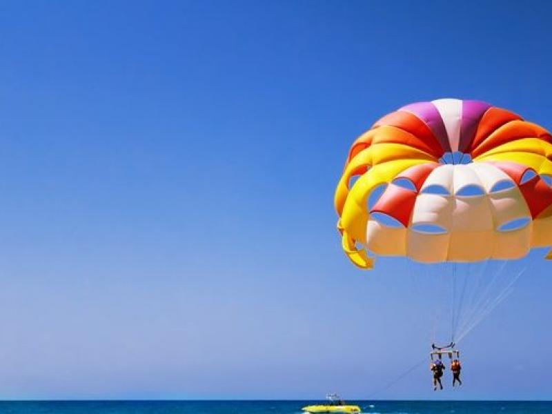 Σύβοτα - τραγωδία: Νεκρή γυναίκα που έκανε αλεξίπτωτο θαλάσσης - Έσπασε ο ιμάντας