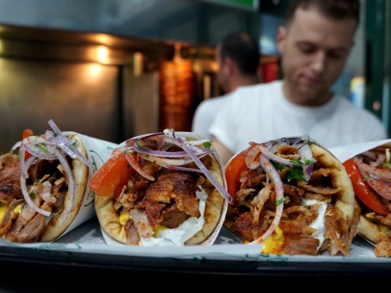 Νέες αυξήσεις στο σουβλάκι με τη τιμή να αγγίζει τα 5 ευρώ