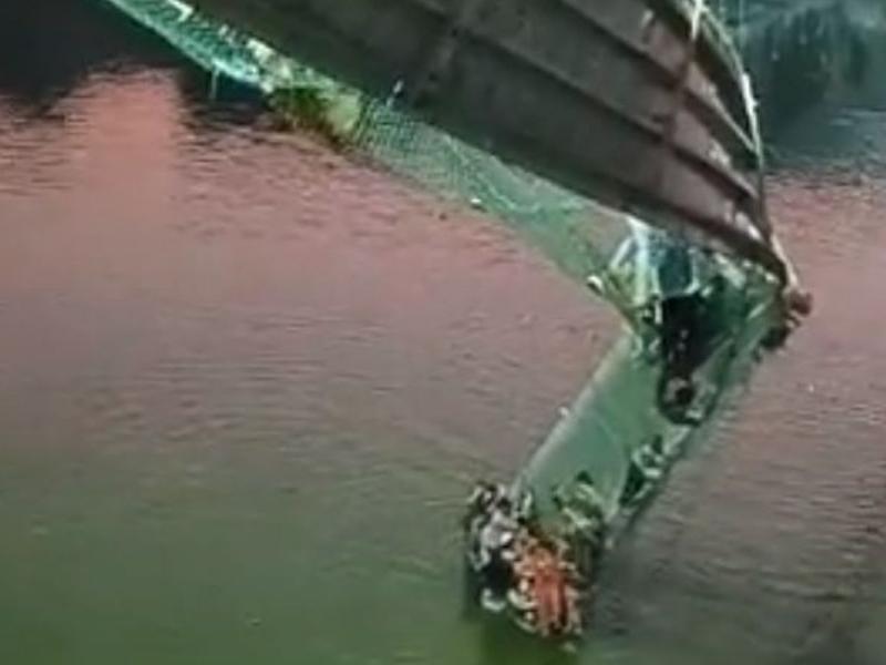 Κατέρρευσε γέφυρα στην Ινδία