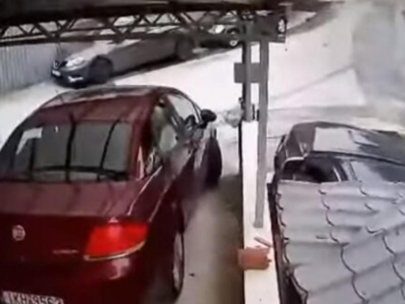 Αυτοκίνητο «προσγειώθηκε» σε αυλή σπιτιού 