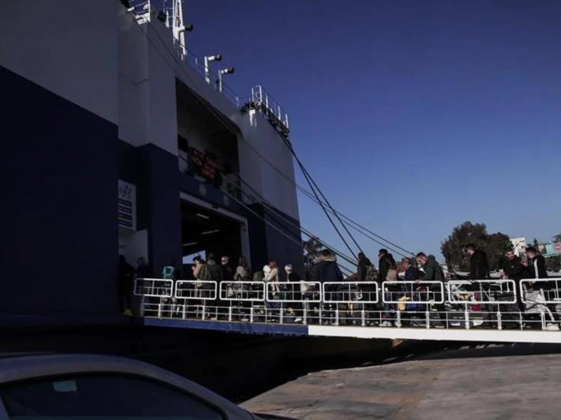 74 επιβάτες "κόλλησαν" στην Πάρο! - Το SUPERJET ακινητοποιήθηκε λόγω δυσμενών καιρικών συνθηκών