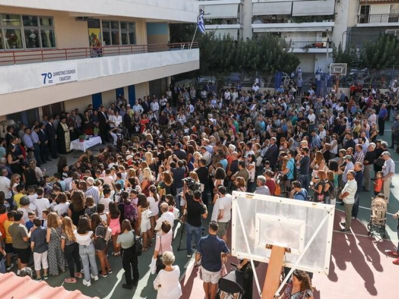 Αγιασμός με… βαλίτσες: Χιλιάδες αναπληρωτές στα σχολεία τους την ίδια μέρα με τους μαθητές