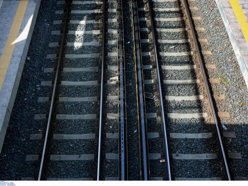 Αδιανόητο - Λιβαδειά: Τρένο παρέσυρε γυναίκα που είχε εγκλωβιστεί στις πόρτες