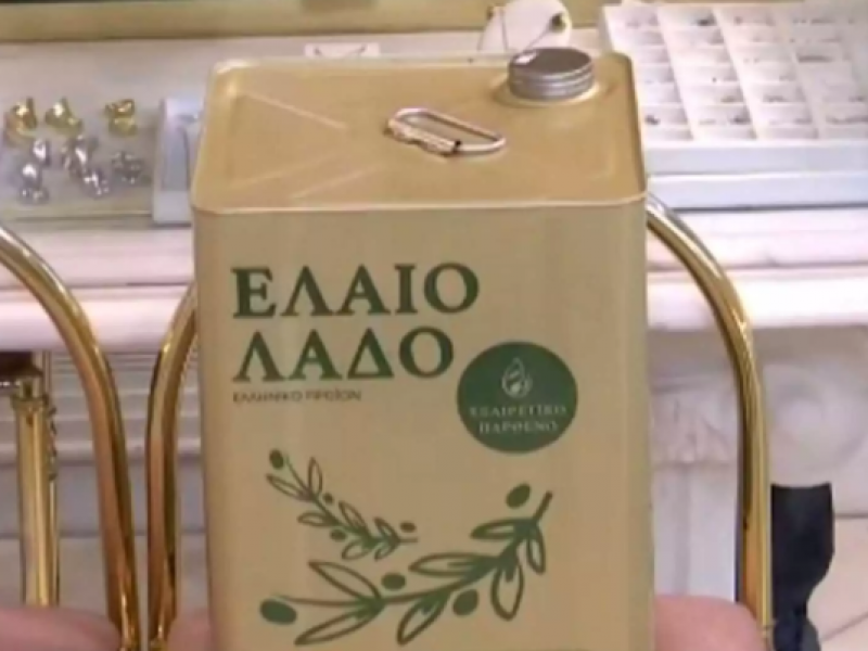 Αγόρασε χρυσό σταυρό με... ένα τενεκέ λάδι