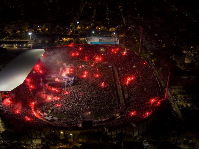 Ξέφρενοι πανηγυρισμοί από φιλάθλους του ΠΑΟΚ και πυροτεχνήματα σε Τούμπα και Λευκό Πύργο